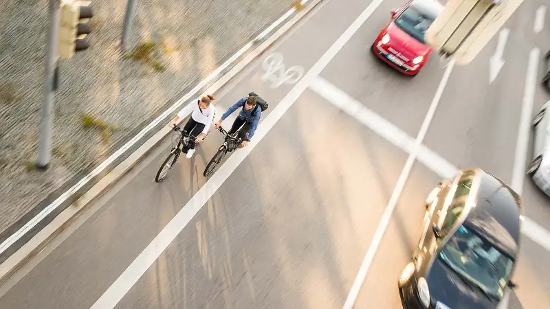 Zwei JobRadler im Straßenverkehr mit Autos