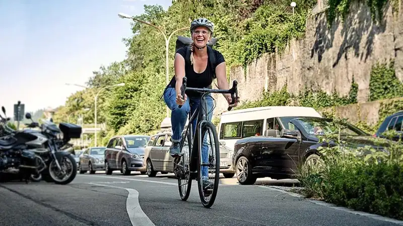 Frau fährt mit JobRad am Stau vorbei