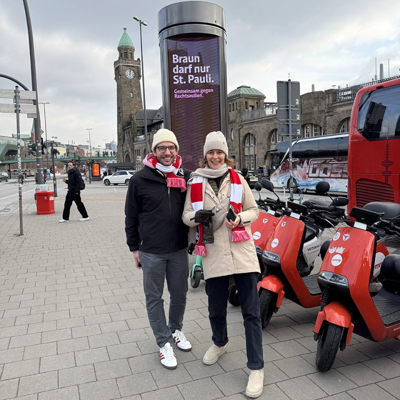 Stefan Rosengarten mit Andrea Kurz vor der Plakataktion "Braun darf nur St.Pauli" in Hamburg Stefan Rosengarten mit Andrea Kurz vor der Plakataktion "Braun darf nur St.Pauli" in Hamburg