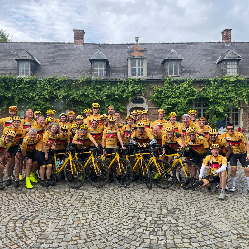 Gruppenfoto Team Rynkeby mit gelben Fahrrädern Gruppenfoto Team Rynkeby mit gelben Fahrrädern