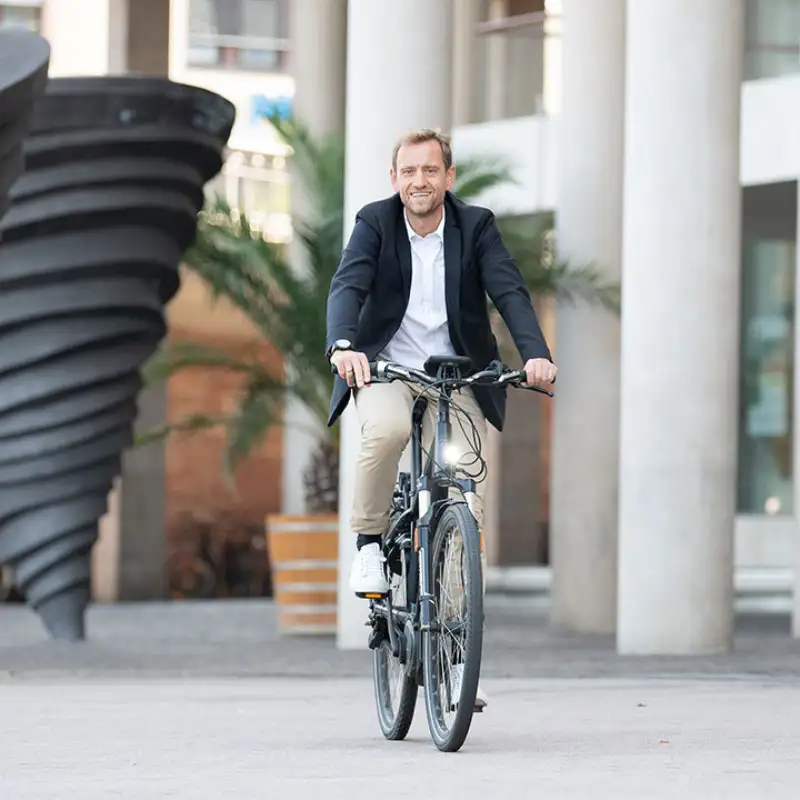 JobRad-Geschäftsführer Ulrich Prediger fährt Fahrrad frontal