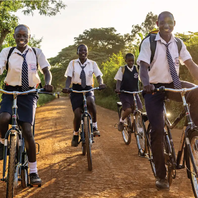 Schüler:innen steigen aufs Rad in Regionen Afrikas