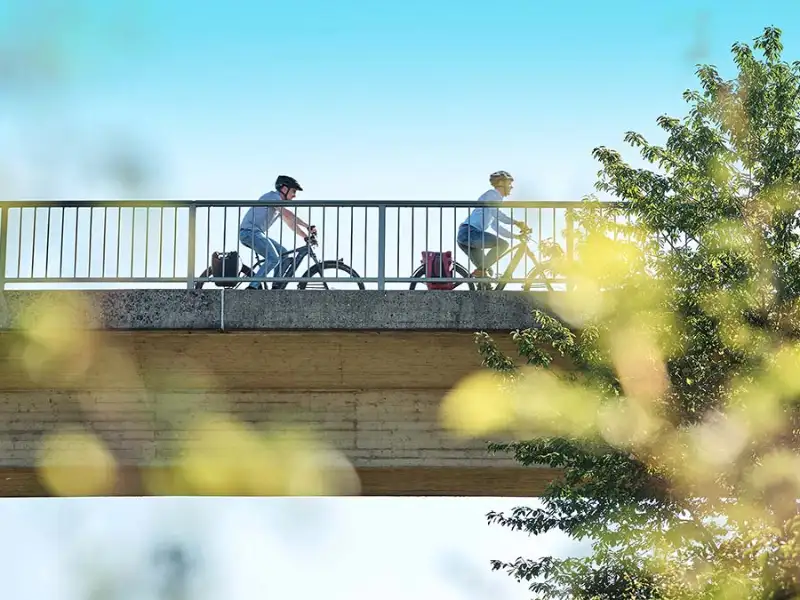 Radfahrer auf einer Brücke