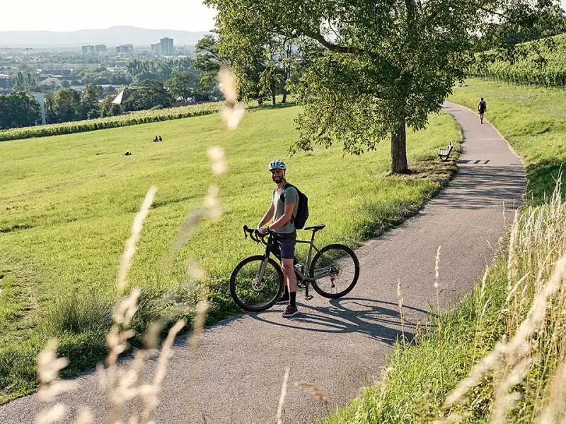 Jobradler geniesst die Aussicht über Freiburg