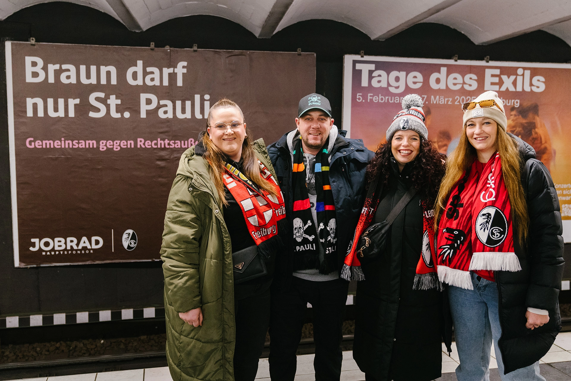 SC & St. Pauli Fans vor Plakat "Braun darf nur St. Pauli" in U-Bahn SC & St. Pauli Fans vor Plakat "Braun darf nur St. Pauli" in U-Bahn