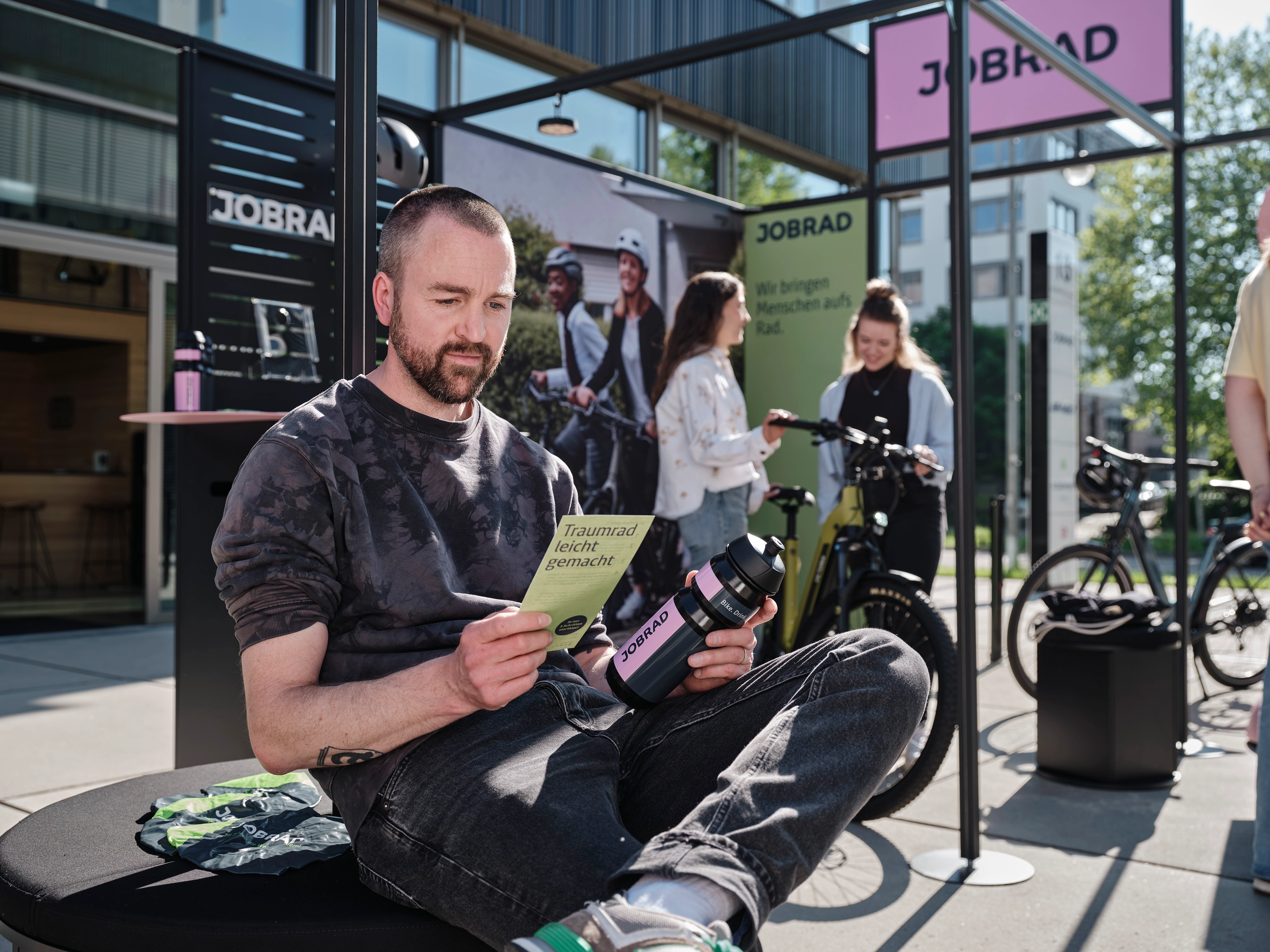 Jobradler schaut sich JobRad-Unterlagen genau an Jobradler schaut sich JobRad-Unterlagen genau an