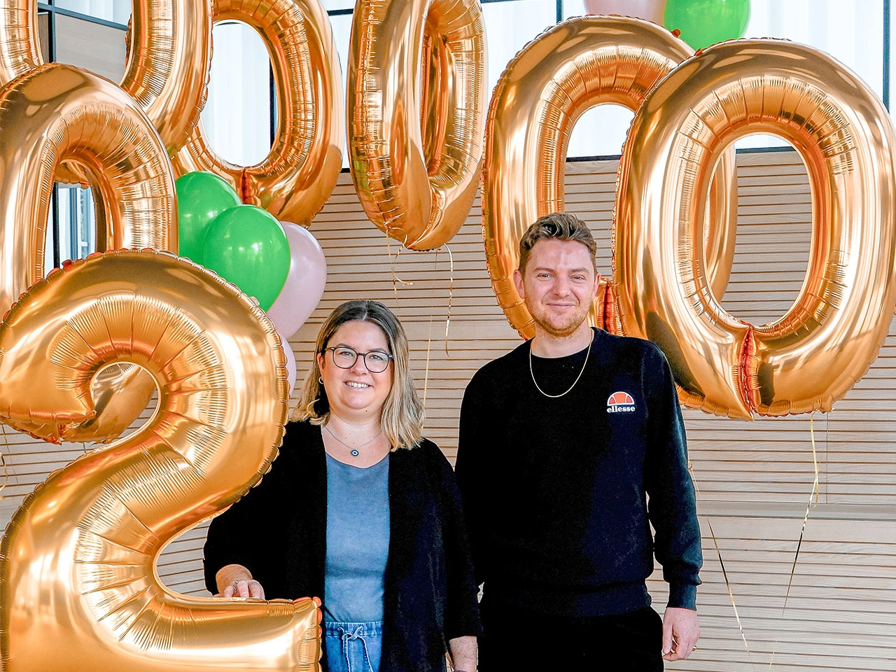 Mitarbeitende von JobRad feiern mit Luftballons die 2 Millionen JobRäder Mitarbeitende von JobRad feiern mit Luftballons die 2 Millionen JobRäder