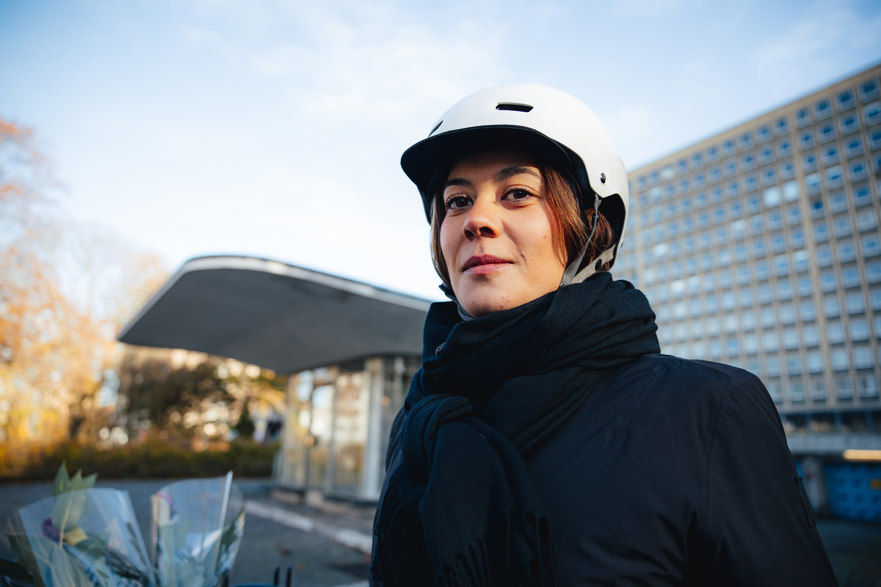 Frau mit Helm